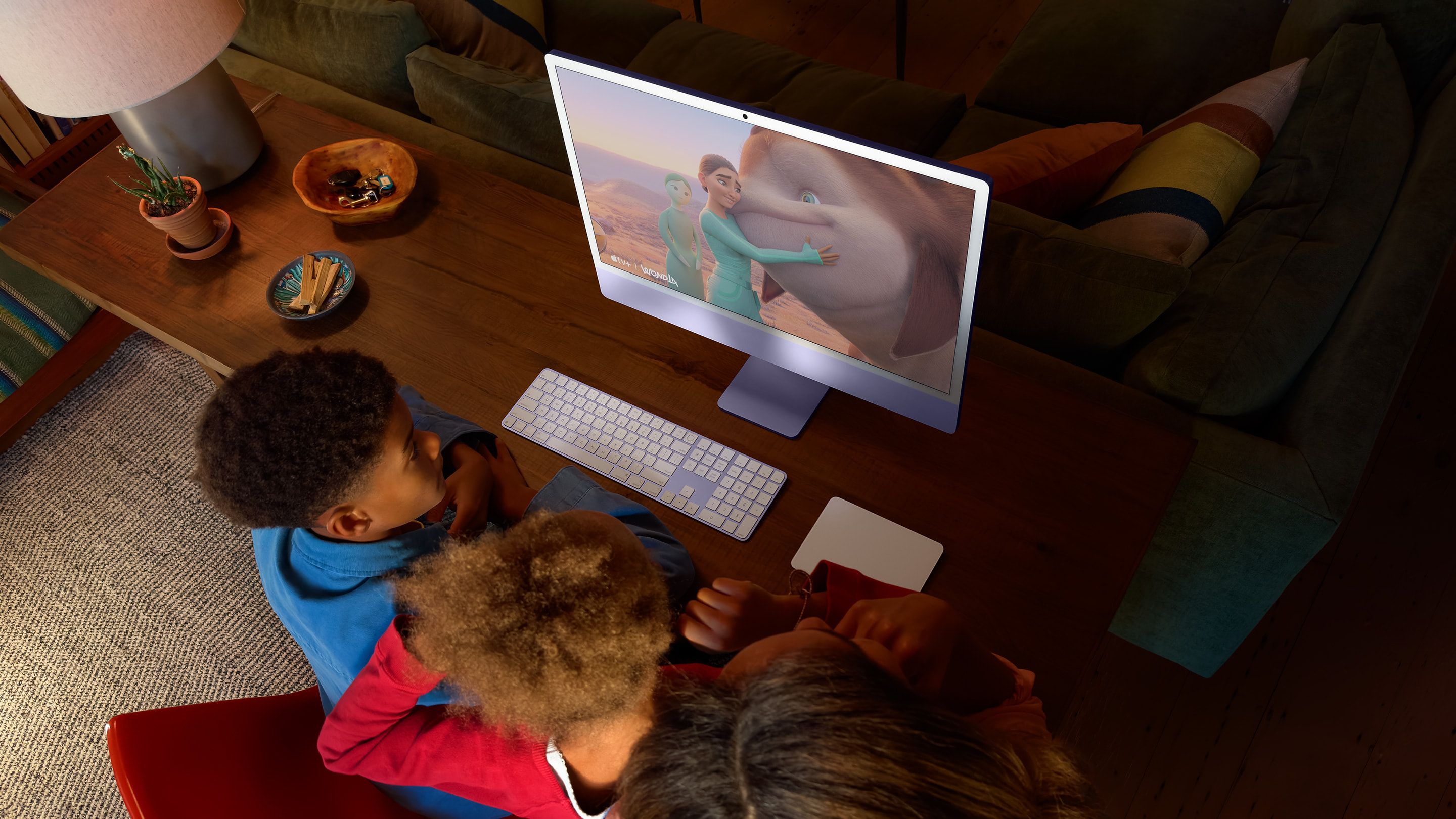 imac-2024_Apple-iMac-M4-lifestyle-24-inch-Retina-display_body.jpg