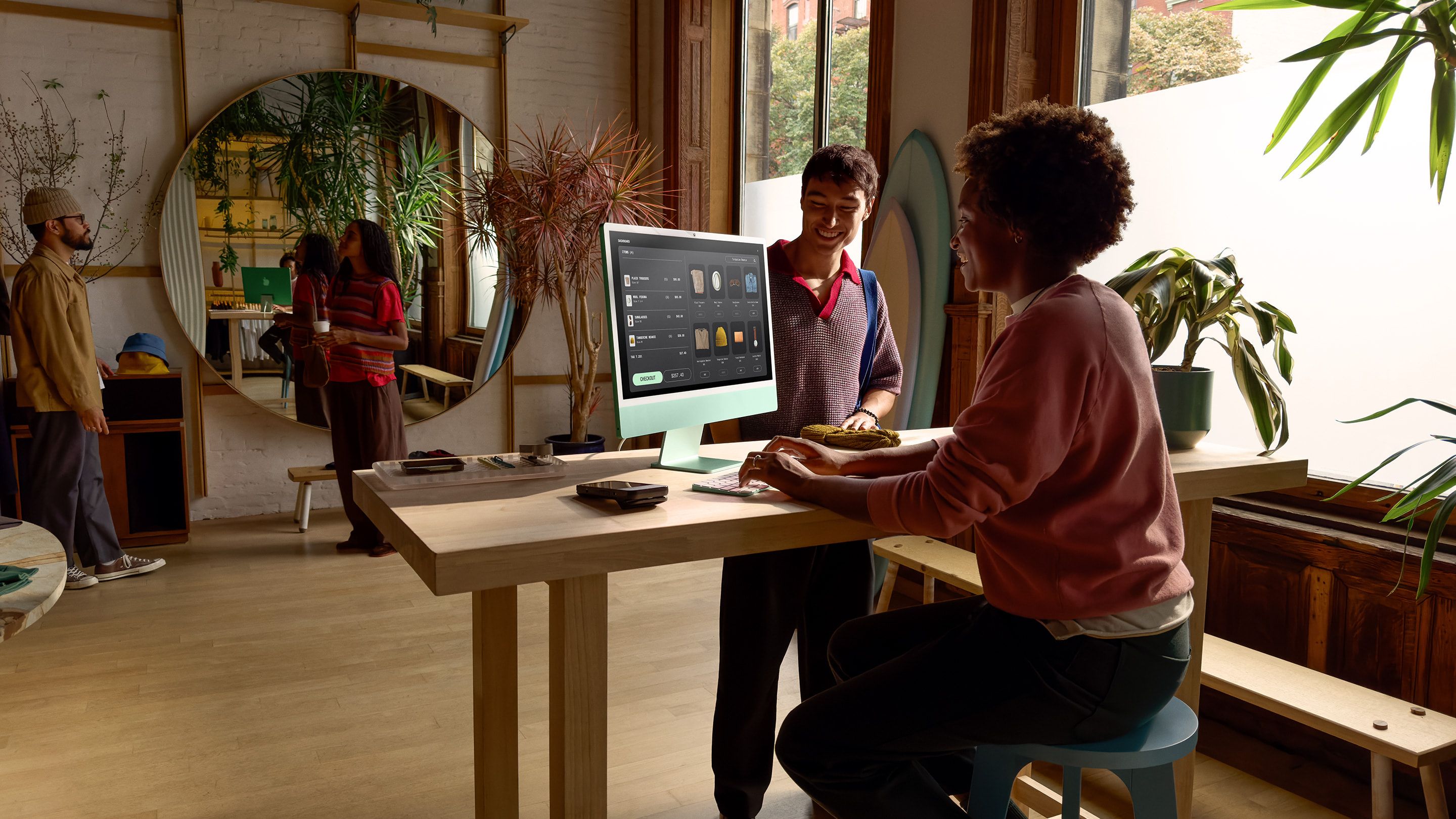 imac-2024_Apple-iMac-M4-lifestyle-business-storefront_body.jpg