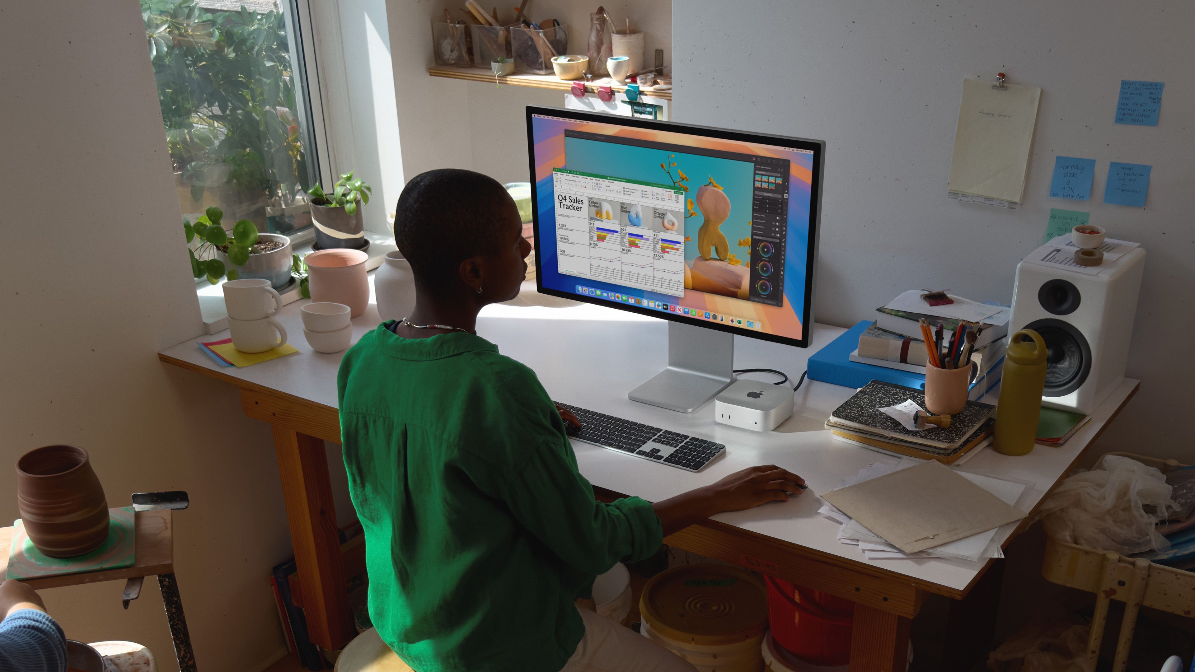 macmini2024_Apple-Mac-mini-lifestyle-small-business_body.jpg