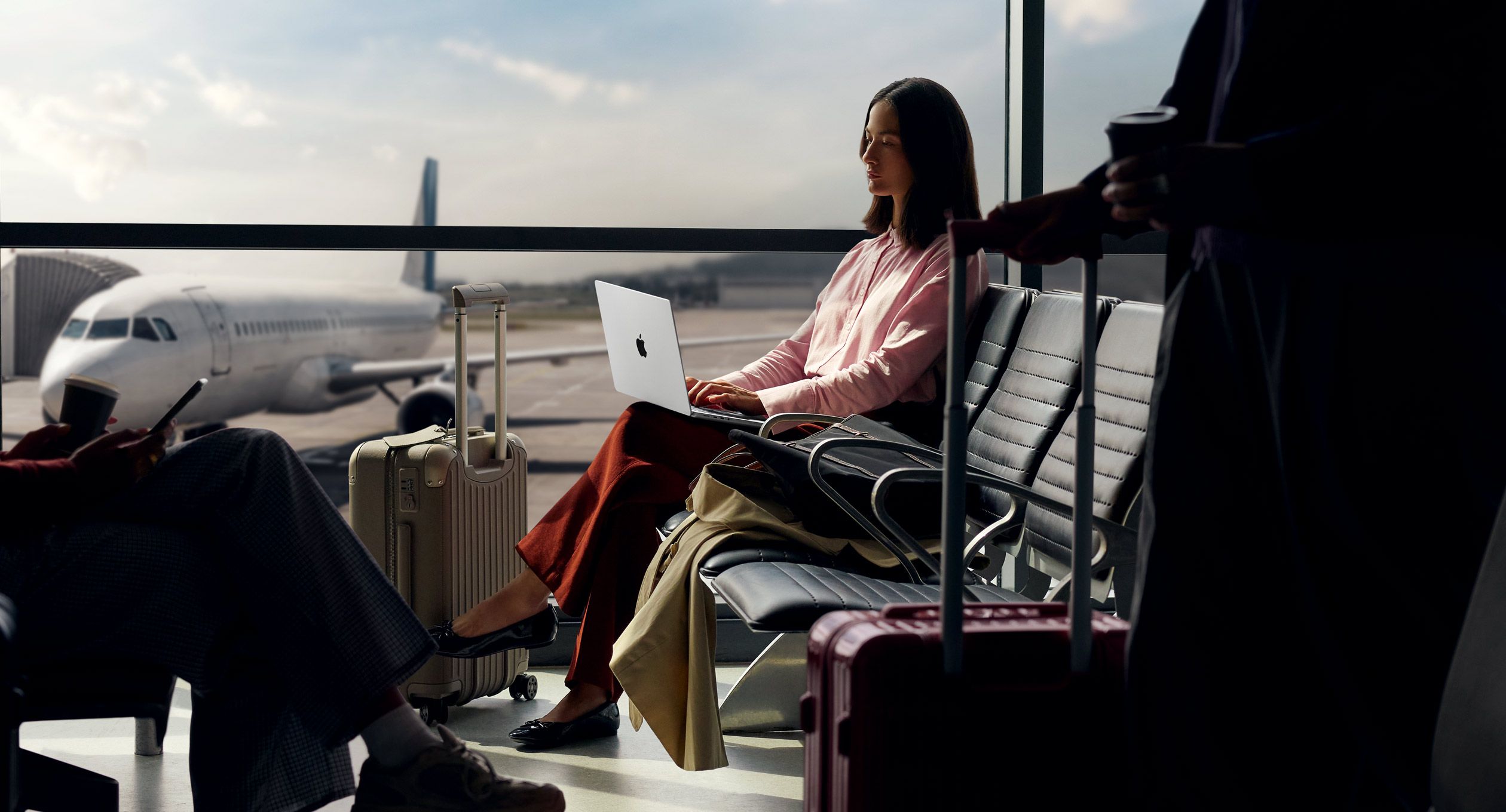 mbp2026_highlights_battery__d7riytopt742_large_2x_body.jpg